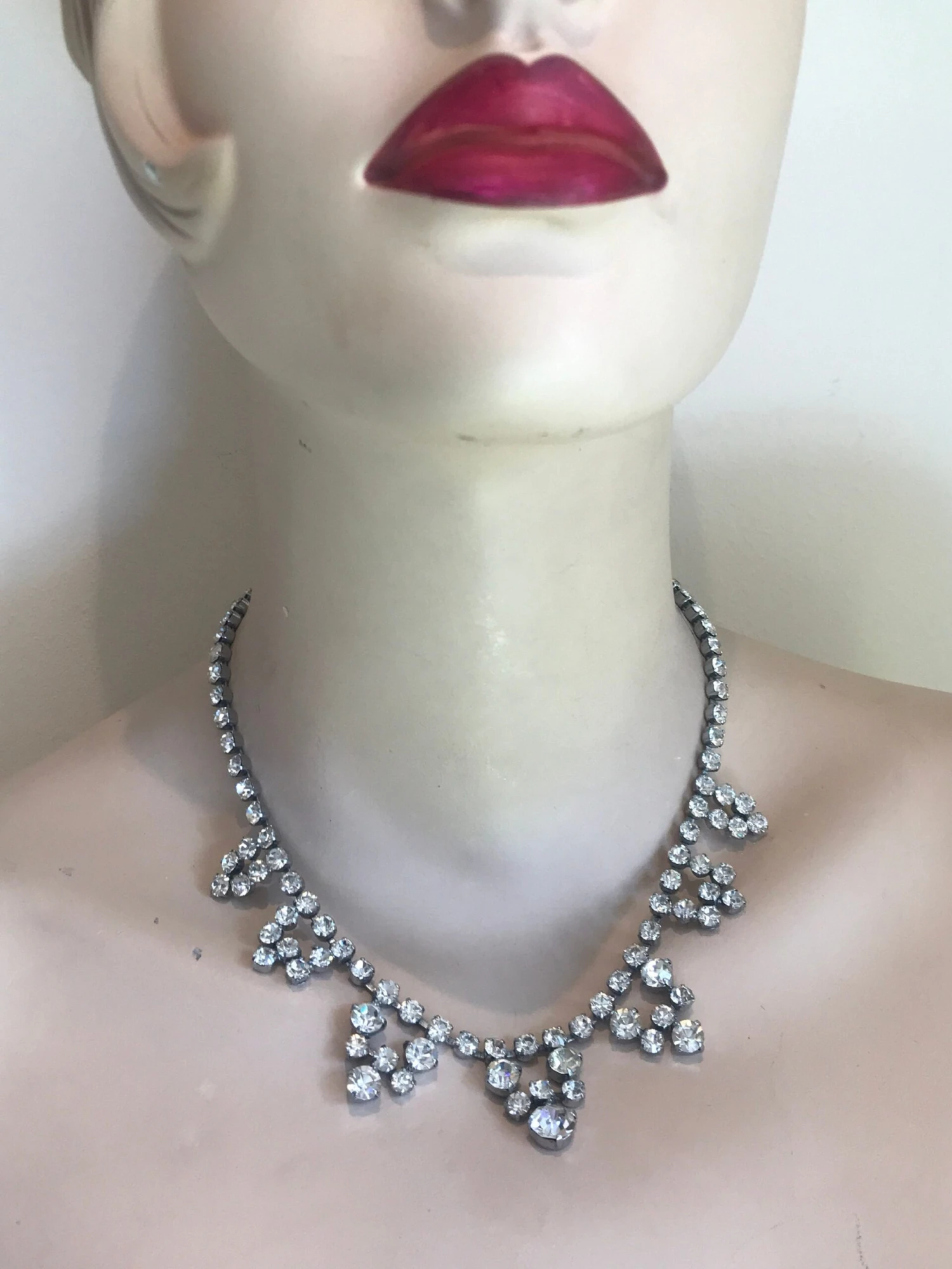 Stunning Super Sparkly 1950s Diamanté Clear Silver Rhinestone Necklace Vintage Christmas Bling 9 Stunning Super Sparkly 1950s Diamanté Clear Silver Rhinestone Necklace Vintage Christmas Bling - Image 7