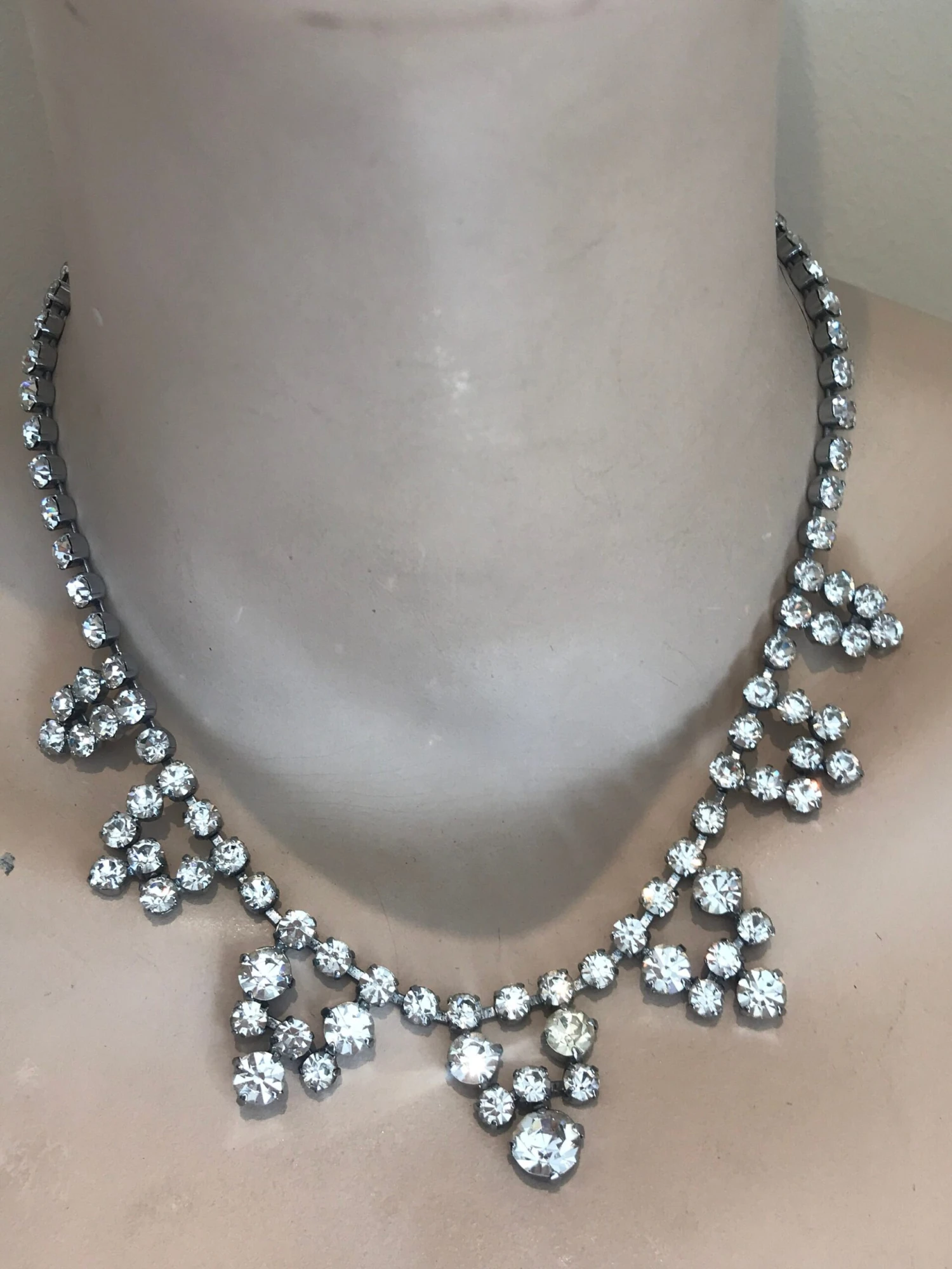 Stunning Super Sparkly 1950s Diamanté Clear Silver Rhinestone Necklace Vintage Christmas Bling 12 Stunning Super Sparkly 1950s Diamanté Clear Silver Rhinestone Necklace Vintage Christmas Bling - Image 10