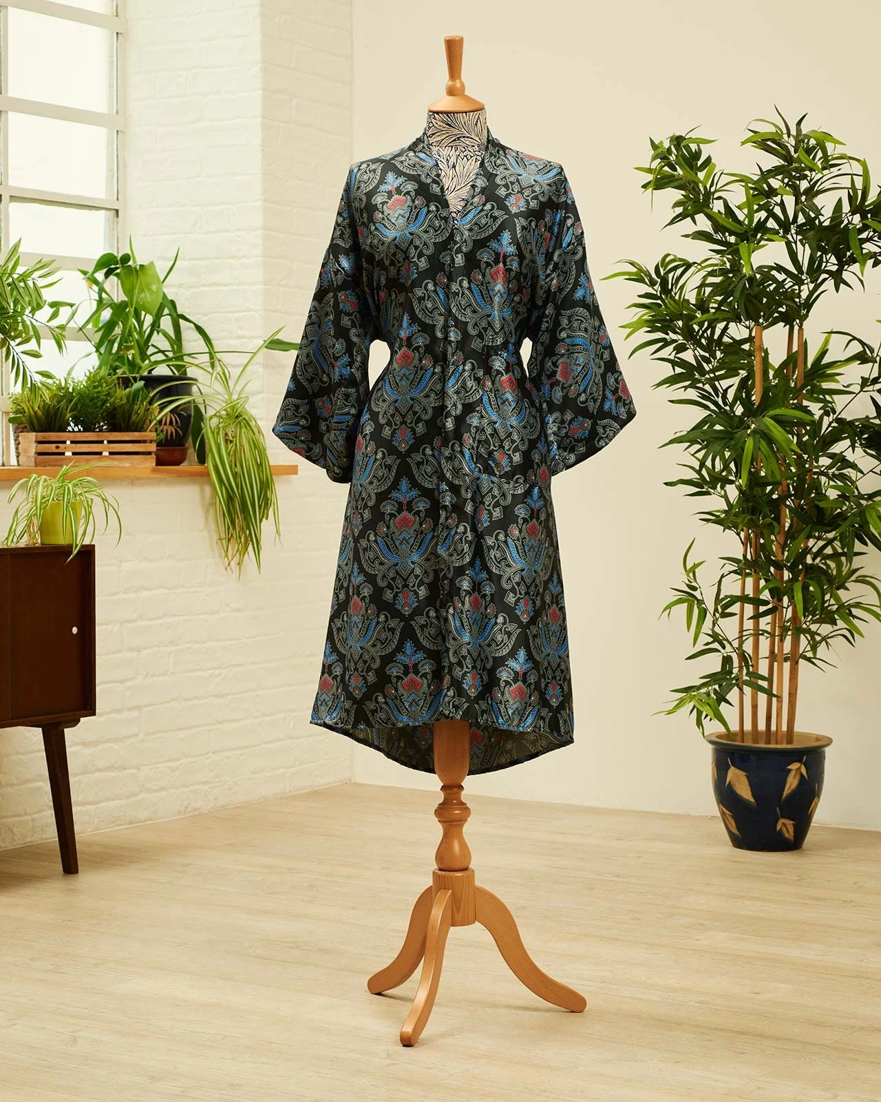 Empire Black Silk Blend Kimono Robe, Christmas Gift Ideas, Dressing Gown, Vintage Kimono, Bridesmaid Robes, Bridal Robe, Kimono, Maru 4 Empire Black Silk Blend Kimono Robe, Christmas Gift Ideas, Dressing Gown, Vintage Kimono, Bridesmaid Robes, Bridal Robe, Kimono, Maru - Image 2